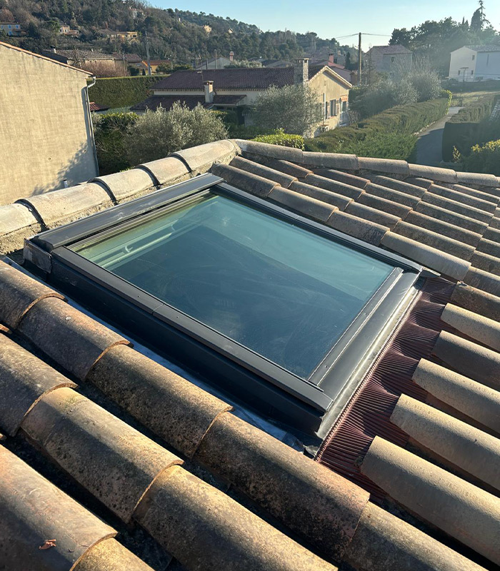 Pose de fenêtres de toit Velux à Antibes (06600) dans les Alpes-Maritimes (06)